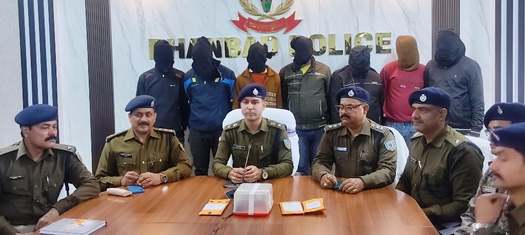 "धनबाद पुलिस द्वारा छापेमारी में गिरफ्तार अभियुक्तों और बरामद अवैध हथियार, 14 जनवरी 2025"