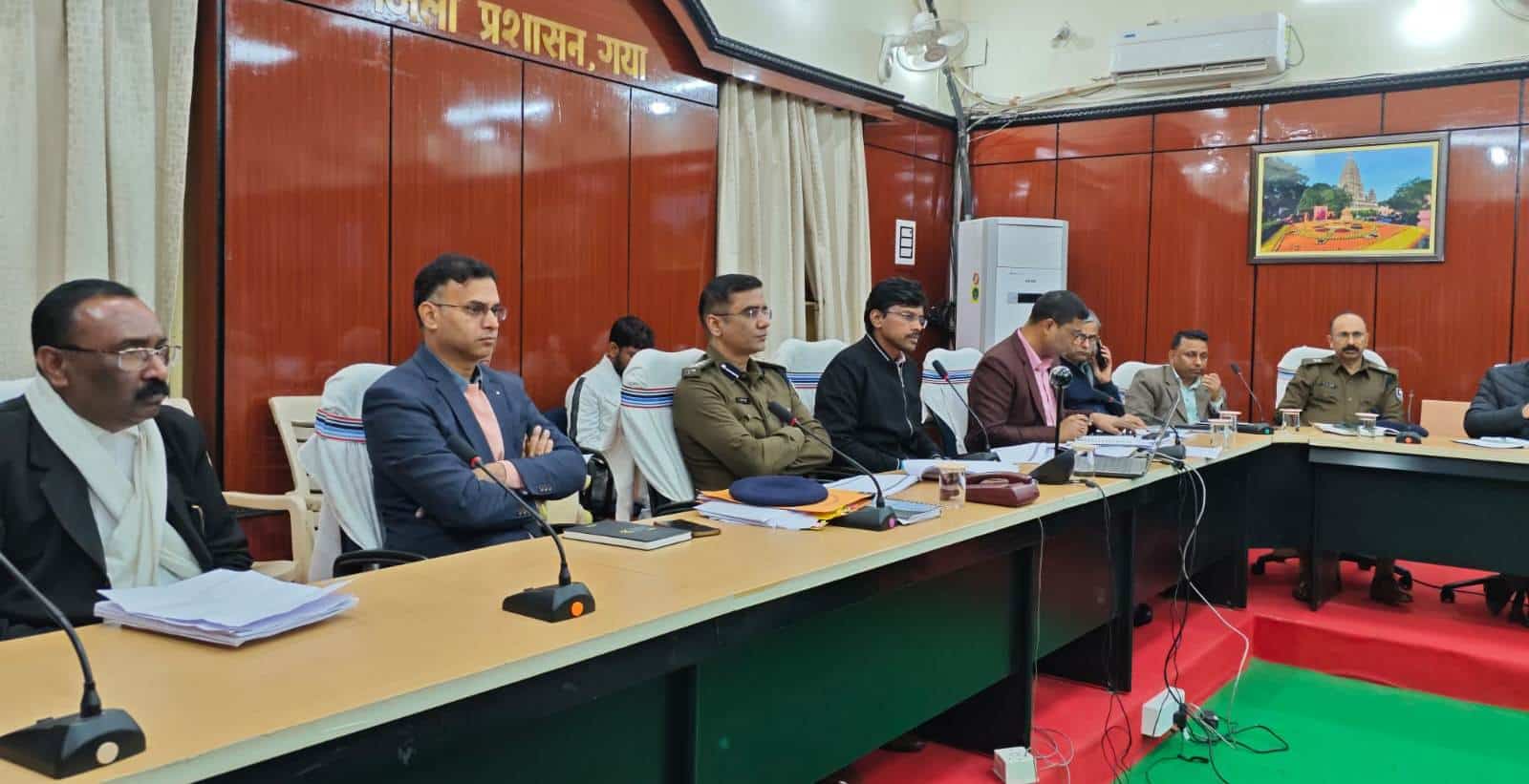 ओम शर्मा ,गया, 13 जनवरी 2025: जिला पदाधिकारी डॉ. त्यागराजन एसएम और वरीय पुलिस अधीक्षक की अध्यक्षता में समाहरणालय सभागार में गया जिले में अफीम की अवैध खेती, खनन, भूमि विवाद, मद्द निषेध, और अन्य संबंधित विषयों पर समीक्षा बैठक आयोजित की गई। बैठक में जिला पदाधिकारी ने शेरघाटी अनुमंडल में अफीम की खेती के विनष्टीकरण हेतु सख्त निर्देश दिए। उन्होंने सहायक आयुक्त उत्पाद को नोडल बनाकर ड्रोन सर्वेक्षण और जीपीएस फोटो के माध्यम से जमीन मालिकों की पहचान कर नामजद प्राथमिकी दर्ज कराने को कहा। अफीम की खेती वाले सरकारी और वन विभाग की जमीन पर टीम वर्क के माध्यम से कार्रवाई करने और अफीम नष्ट करने के लिए जेसीबी व अन्य उपकरणों का उपयोग करने के निर्देश दिए गए। खनन विभाग की समीक्षा में अनियमित खनन पर रोक लगाने और नियमित छापेमारी अभियान चलाने के निर्देश दिए गए। भूमि विवाद मामलों में अतिक्रमण हटाने और जनता दरबार में प्रभावी समाधान सुनिश्चित करने की बात कही गई। डोभी चेक पोस्ट पर सतत निगरानी और सीसीटीवी की जांच के निर्देश दिए गए। मद्द निषेध विभाग को शराब विनष्टीकरण में तेजी लाने और पूर्व में पारित आदेशों को लागू करने का निर्देश दिया गया। बैठक में अपर समाहर्ता, सभी अनुमंडल पदाधिकारी, पुलिस अधिकारी, वन विभाग के अधिकारी और संबंधित विभागों के अधिकारी मौजूद रहे। जिला प्रशासन ने सभी अधिकारियों को त्वरित कार्रवाई सुनिश्चित करने का सख्त निर्देश दिया।