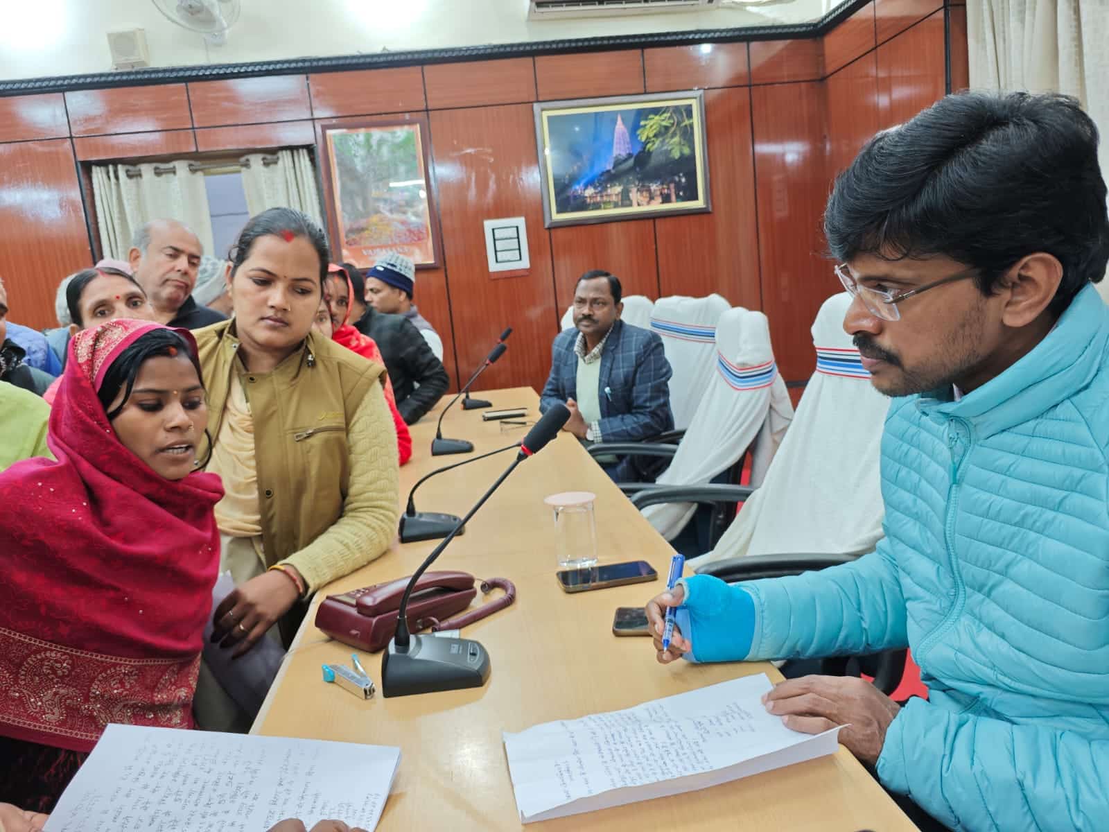 "जिला पदाधिकारी डॉ. त्यागराजन एसएम ने जनता दरबार में 100 से अधिक आवेदकों की समस्याओं को सुना, अधिकारियों को त्वरित जांच और समाधान के निर्देश दिए।"