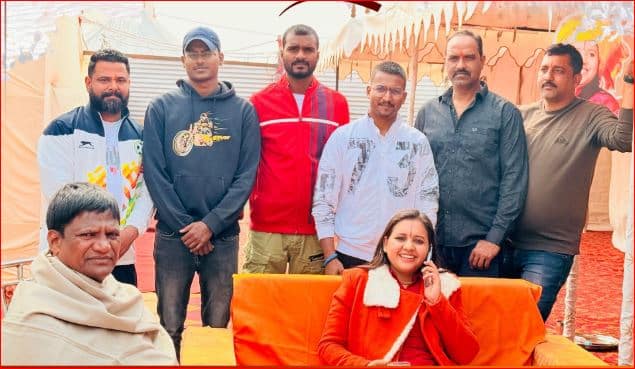 मकर संक्रांति पर गंगा नदी में पवित्र स्नान करते श्रद्धालु, डुबकी लगाते समय ईश्वर से कुछ न मांगने की धार्मिक परंपरा।"